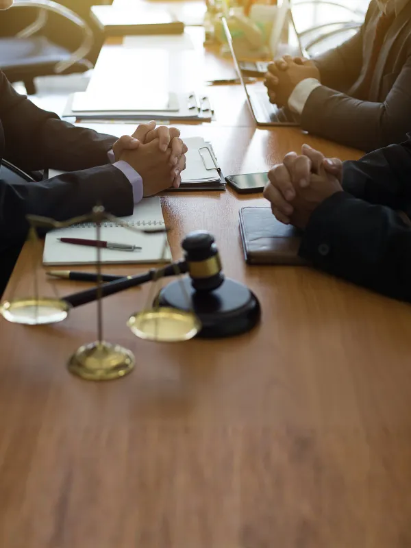 Advogados prestando atendimento jurídico