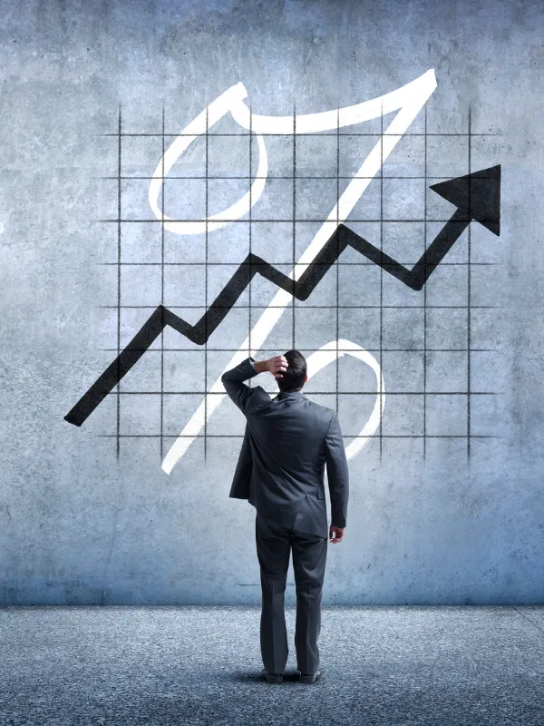 Advogada analisando contrato bancário e juros