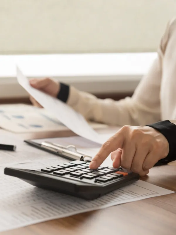 Advogada analisando taxas e juros abusivos