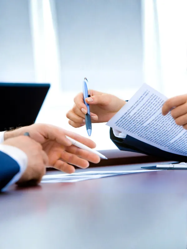 Advogada analisando documentação e contratos